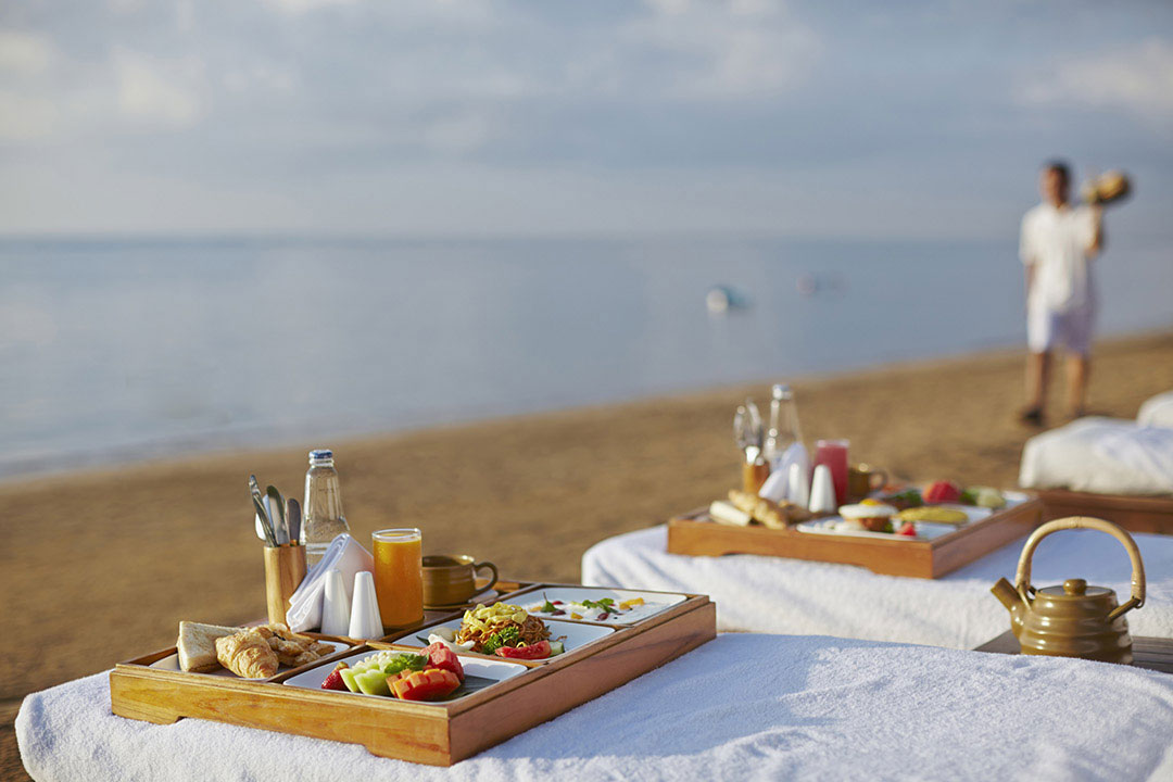 Еда купание. Завтрак у моря. Море пляж завтрак. Завтрак на Бали. Утро завтрак пляж.